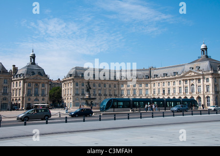 Eine Straßenbahn vorbei an Place De La Bourse in der Stadt Bordeaux, Frankreich Europa EU Stockfoto