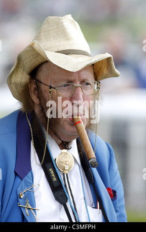 JOHN MCCRIRICK HORSE RACING TIPSTER HORSE RACING TIPSTER YORK RACECOURSE YORK ENGLAND 11. Mai 2011 Stockfoto