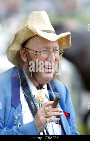 JOHN MCCRIRICK HORSE RACING TIPSTER HORSE RACING TIPSTER YORK RACECOURSE YORK ENGLAND 11. Mai 2011 Stockfoto