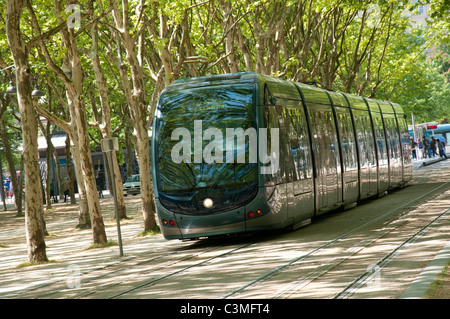 Eine Straßenbahn auf der Esplanade des Quinconces in der Stadt Bordeaux, Frankreich Europa EU Stockfoto