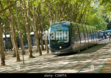 Eine Straßenbahn auf der Esplanade des Quinconces in der Stadt Bordeaux, Frankreich Europa EU Stockfoto