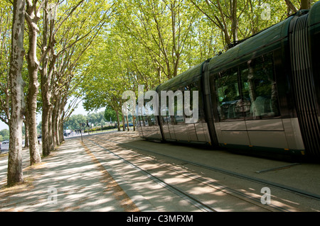 Eine Straßenbahn auf der Esplanade des Quinconces in der Stadt Bordeaux, Frankreich Europa EU Stockfoto