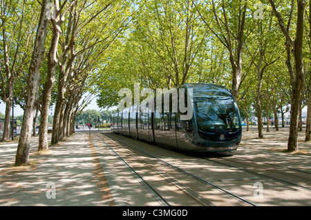 Eine Straßenbahn auf der Esplanade des Quinconces in der Stadt Bordeaux, Frankreich Europa EU Stockfoto