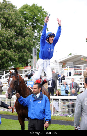 FRANKIE DETTORI feiert Sieg DANTE FESTIVAL YORK RACECOURS YORK RACECOURSE YORK ENGLAND 11. Mai 2011 Stockfoto