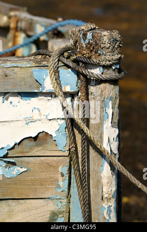 Detailbild des Bogens von einem alten Fischerboot Stockfoto