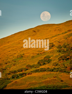 Vollmond steigt über die Berge von den Yawasa-Inseln, Fidschi Stockfoto