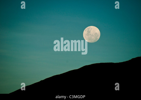 Full Moon rising über die Berge von den Yawasa-Inseln, Fidschi Stockfoto