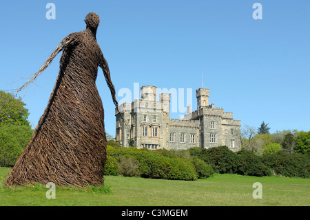 Wicker Frau Kunstwerk Lews Castle in Stornoway Stockfoto