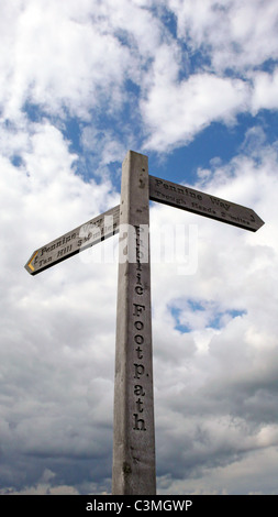 Ein Zeichen der Pennine Way post zwischen Tan Hill und den Trog Leitern, North Yorkshire, UK. Stockfoto