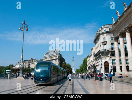 Eine Straßenbahn in Place De La Comedie in der Stadt Bordeaux, Frankreich Europa EU Stockfoto