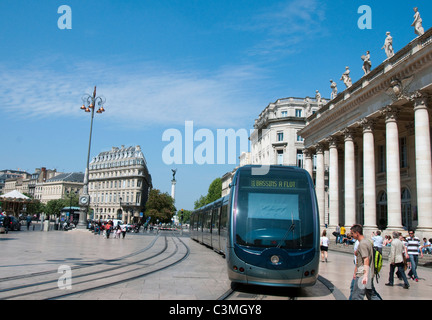 Eine Straßenbahn in Place De La Comedie in der Stadt Bordeaux, Frankreich Europa EU Stockfoto