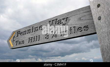 Ein Zeichen der Pennine Way post zwischen Tan Hill und den Trog Leitern, North Yorkshire, UK. Stockfoto