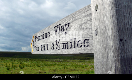 Ein Zeichen der Pennine Way post zwischen Tan Hill und den Trog Leitern, North Yorkshire, UK. Stockfoto