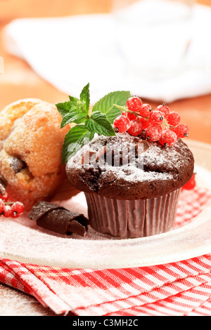 Leckere Muffins, garniert mit Johannisbeer - Nahaufnahme Stockfoto