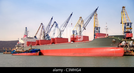 Eine Frachtschiff wird mit Kohle geladen Stockfoto