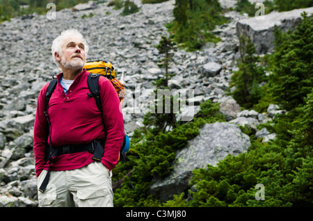 Ein Porträt von einem reifen Mann, Wandern in den Bergen. Stockfoto