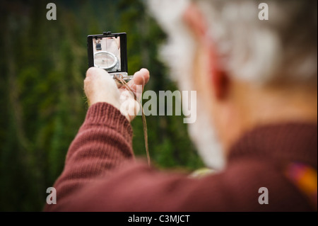 Ein Blick über die Schulter des Mannes als er eine Kompassanzeige Websites. Stockfoto