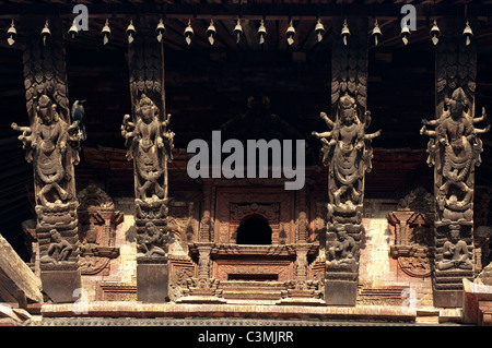 Detail der geschnitzten Simse auf das Bishwanath Mandir in Patan Durbar Square Stockfoto