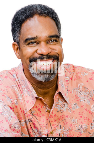 African American reifer Mann posiert und lächelnd über weißen isoliert Stockfoto