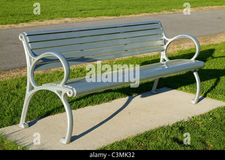 Parkbank an sonnigen Frühlingstag. Stockfoto