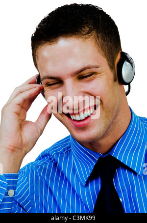 Junger Mann anhören von Musik über einen Kopfhörer über weißen isoliert Stockfoto