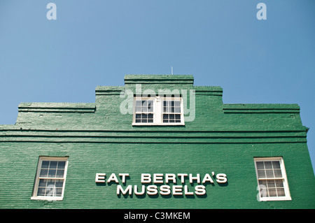 Ein Wahrzeichen Zeichen in Baltimore, Maryland, erzählen die Menschen zu essen Bertha Muscheln Bertha es Restaurant &amp; Bar in Fells Point. Stockfoto