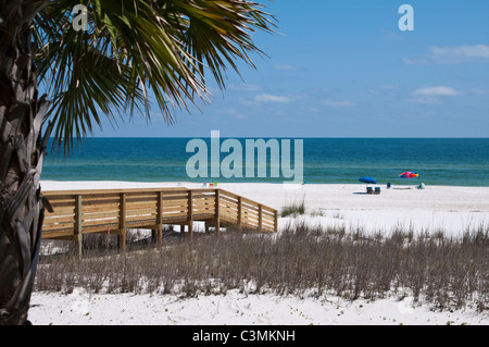 Szene von einem Gehweg zum Strand von Perdido Key, Florida. Stockfoto