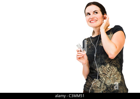 Anhören von Musik auf MP3-Player isoliert über weiße Frau Stockfoto
