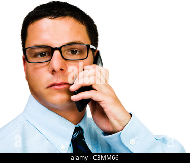 Porträt eines Geschäftsmannes sprechen auf einem Handy isoliert auf weiß Stockfoto