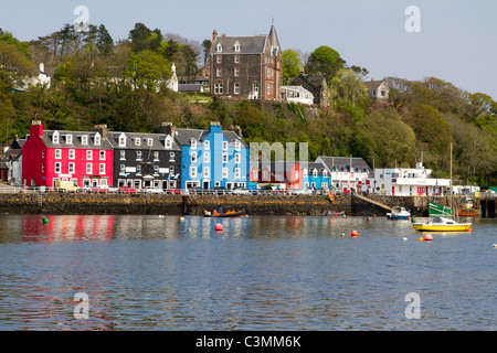 Landschaft der bunten Häuser entlang Tobermory Hafens Isle of Mull Inneren Hebriden Scotland Stockfoto