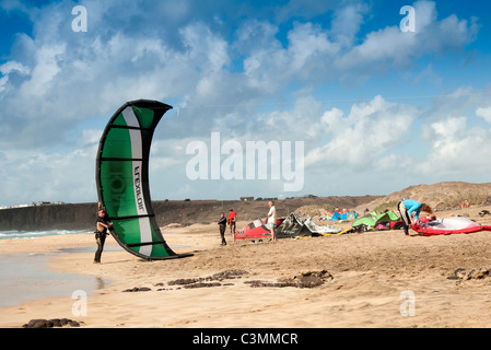 Kite-Surfer immer bereit zu gehen in der Brandung El Cotillo Fuerteventura Kanarische Inseln Stockfoto