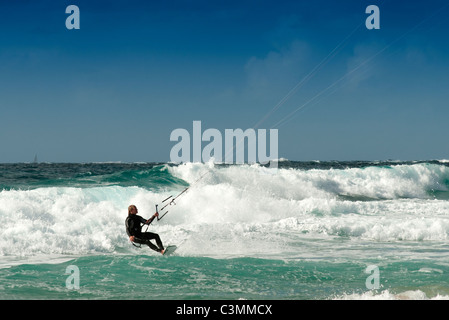 Man Kitesurfen Wellenreiten in El Cotillo Fuerteventura Kanarische Inseln Stockfoto