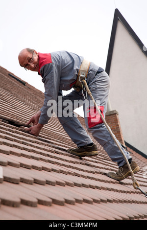 Mann bei der Arbeit auf dem Dach Stockfoto