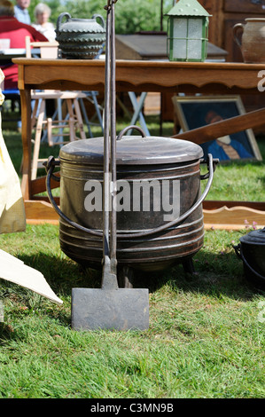 Stock Foto von einem gusseisernen Kochtopf Marmite zum Verkauf in einer französischen vide Grenier. Stockfoto