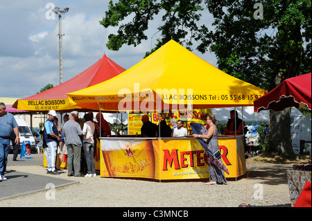 Stock Foto von einem französischen Getränke-Stand auf einem lokalen Flohmarkt. Stockfoto