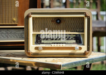 Stock Foto von einer alten Radion zum Verkauf an ein französisches vide Grenier. Stockfoto