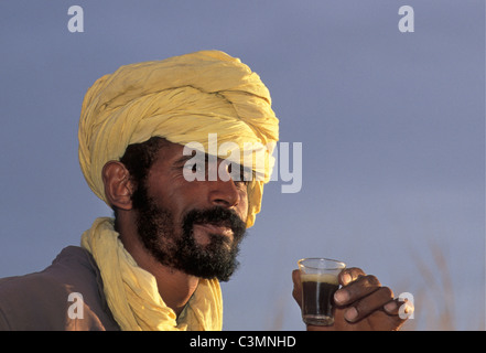 Algerien, in der Nähe von Djanet. Wüste Sahara. Mann der Tuareg Stamm Tee zu trinken. Porträt. Stockfoto