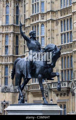 Richard Löwenherz auf seinem Pferd außerhalb der Häuser des Parlaments City of Westminster London England Stockfoto