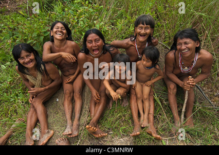 Huaorani Indianer: Lachen, Frauen und Kinder sitzen in den Wald. Bameno Gemeinschaft, Yasuni-Nationalpark in Ecuador. Stockfoto