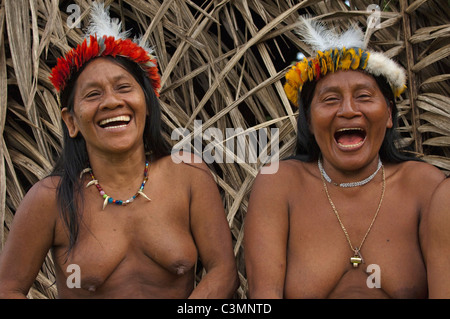 Huaorani Indianer: Lachen Frauen (Awame Gomoke und Dete Iteka). Beide tragen Kronen gekrönt mit Harpyie Federn Stockfoto