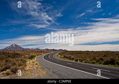 Autobahn-Straße um Mt Ngauruhoe, Tongariro National Park, Neuseeland Stockfoto