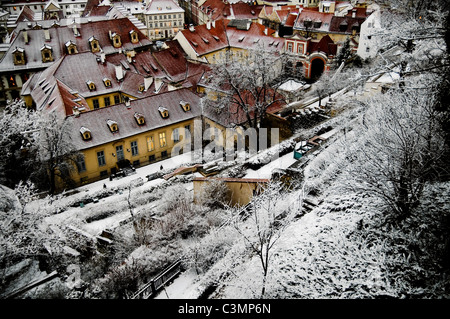 Verschneiter Stadtlandschaft von Prag im Winter. Stockfoto
