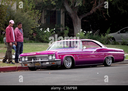 Ashton Kutcher und George Lopez am Set von "Valentinstag" Dreharbeiten an Originalschauplätzen in Studio City, Los Angeles, Kalifornien - Stockfoto