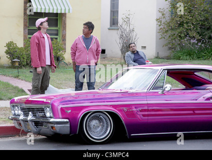 Ashton Kutcher und George Lopez am Set von "Valentinstag" Dreharbeiten an Originalschauplätzen in Studio City, Los Angeles, Kalifornien - Stockfoto