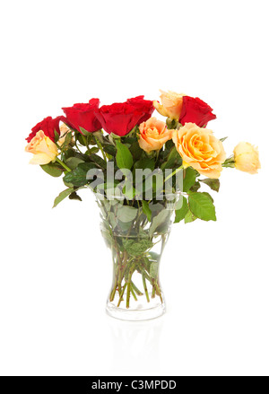 Bouquet von roten und orangefarbenen Rosen auf weißem Hintergrund Stockfoto