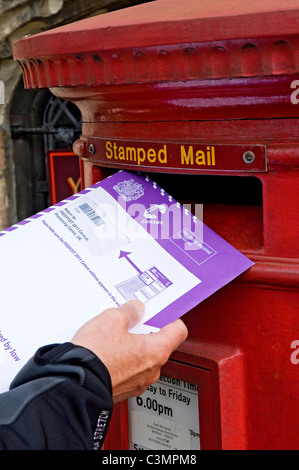 Nahaufnahme der Person Mann, der das Formular zur Volkszählung 2011 ausfüllte Postbox England Großbritannien Großbritannien Großbritannien Großbritannien Großbritannien Großbritannien Großbritannien Großbritannien Großbritannien Großbritannien Großbritannien Großbritannien Großbritannien Großbritannien Großbritannien Großbritannien Großbritannien Großbritannien Stockfoto