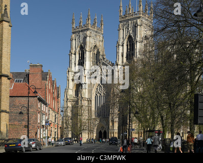 Die West Front Türme des York Minster vom Duncombe Place Im Frühjahr York North Yorkshire England Vereinigtes Königreich GB Großbritannien Stockfoto