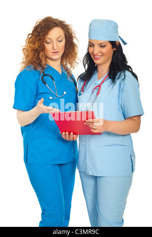 Lächelnd Ärzte Frauen lesen, Zwischenablage und mit Gespräch isoliert auf weißem Hintergrund Stockfoto