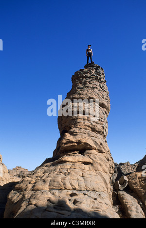 Algerien, Djanet. Wüste Sahara. Nationalpark Tassili n ' Ajjer. Tourist, Frau stehen auf Felsen. Stockfoto