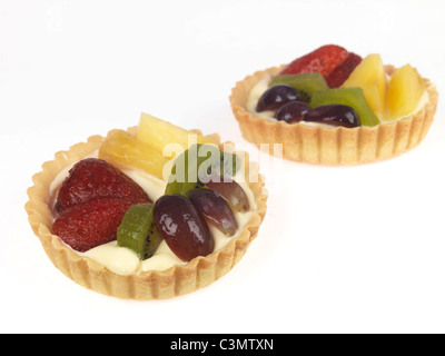 Frisch zubereitete Sommer Obstkuchen mit Kiwis Erdbeeren, Trauben und Ananas in einer gebackenen Teig Flan Unterseite Ohne Menschen gegen Weiße Stockfoto